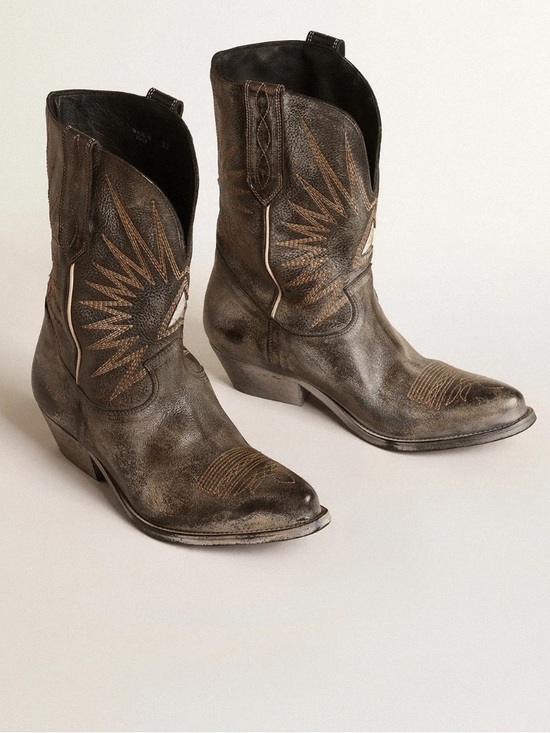 Golden Goose Shoes - GOLDEN GOOSE
Women low Wish Star boots in black leather with silver star Sz 36